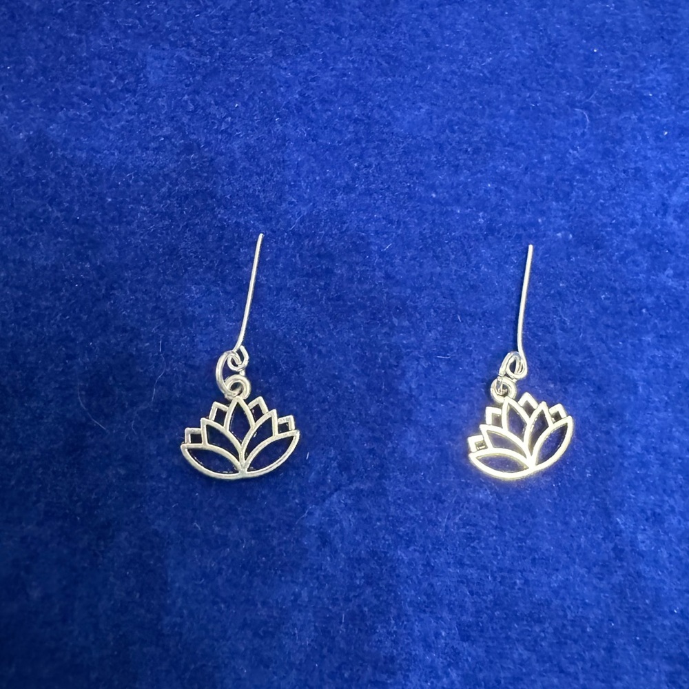Lotus flower earring🪷